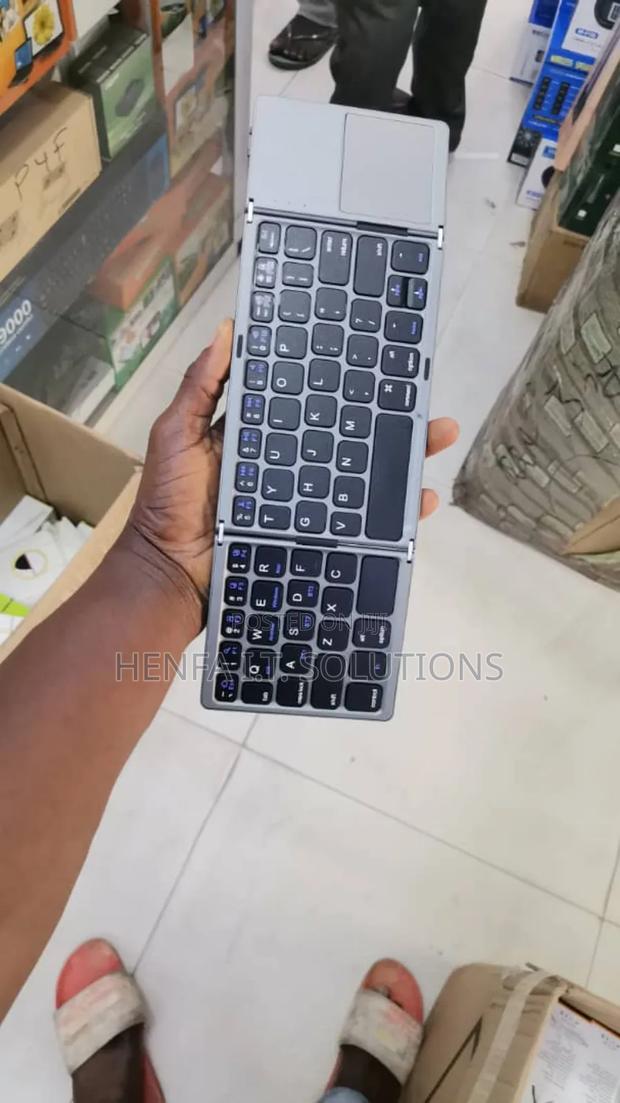 Foldable Bluetooth Keyboard With a Touchpad · Photo 4