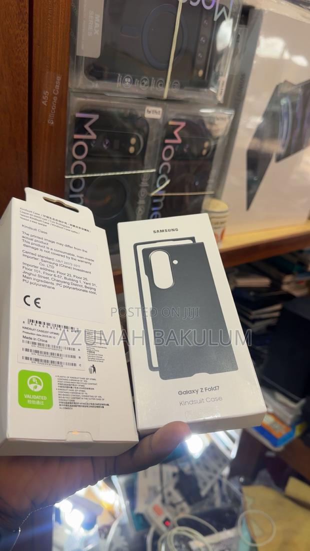 Samsung Galaxy Z Fold 7 Leather Case · Photo 4