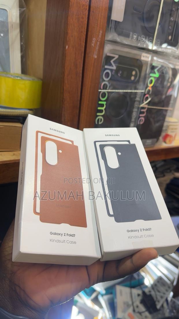 Samsung Galaxy Z Fold 7 Leather Case · Photo 3