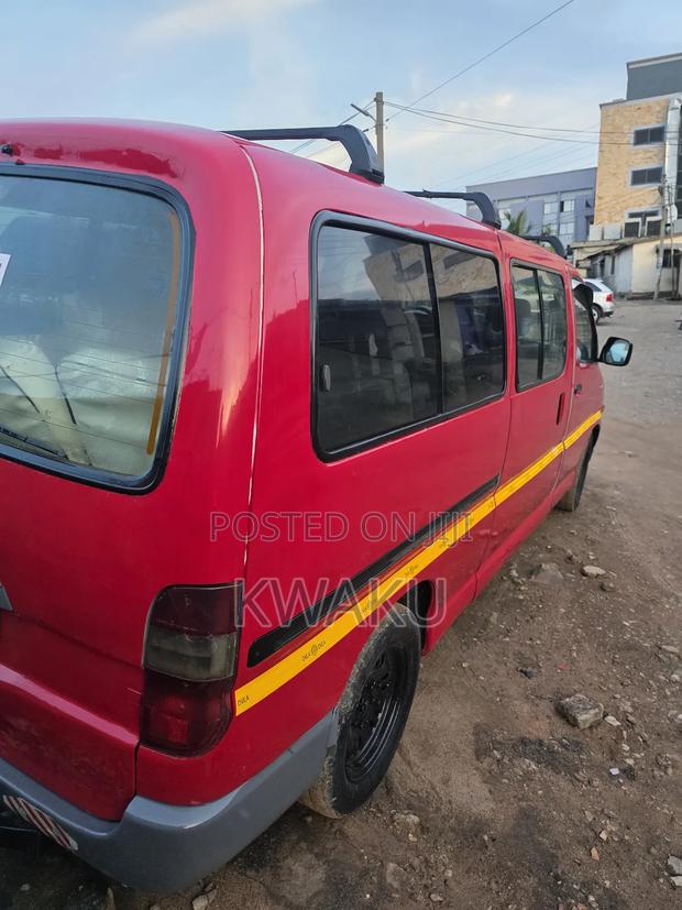Toyota HiAce 2010 Red