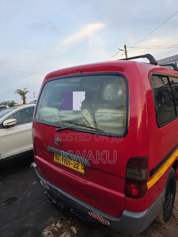 Toyota HiAce 2010 Red