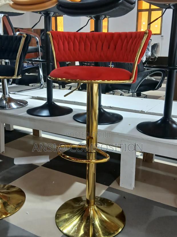 Round Bar Stool · Photo 2