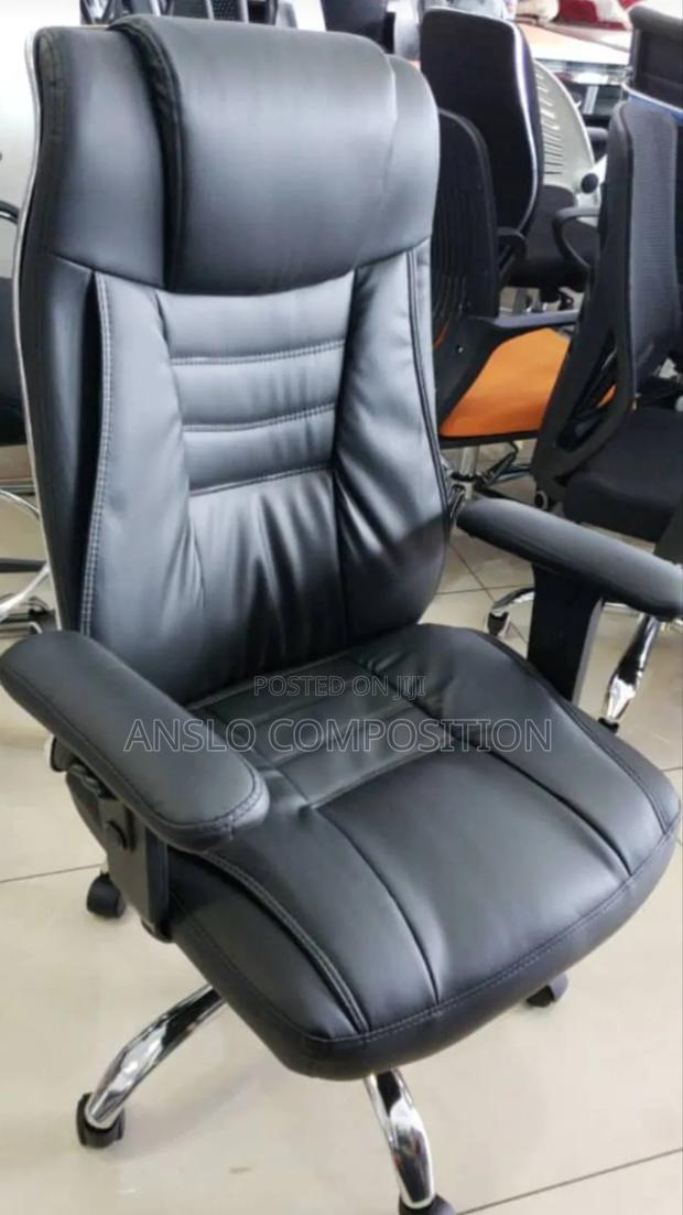 Relaxable Executive Swivel Chair · Photo 2