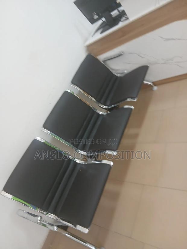 Black Waiting Bench · Photo 3