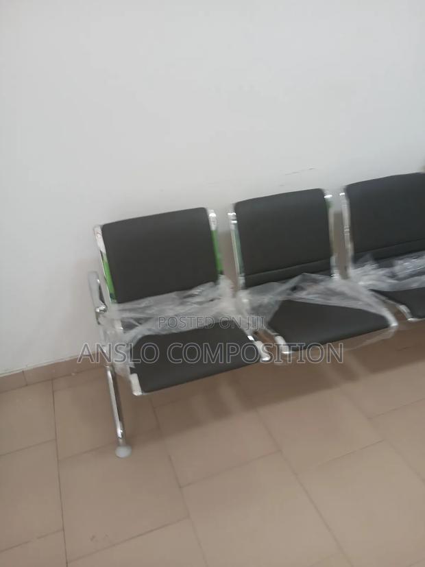 Black Waiting Bench · Photo 4