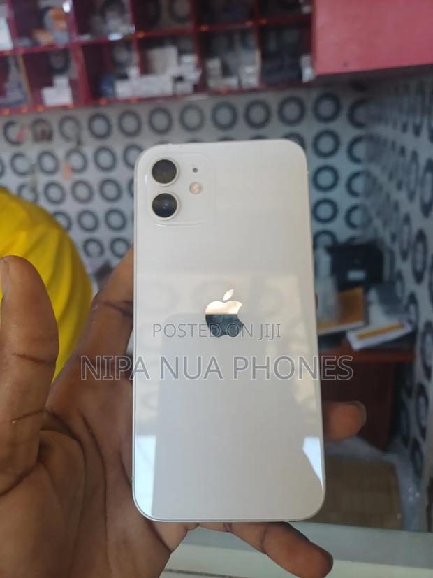Apple iPhone 12 64 GB Silver · Photo 4