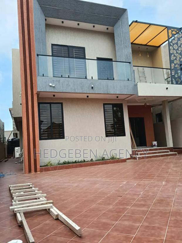 4bdrm Duplex in Oyarifa for sale · Photo 2