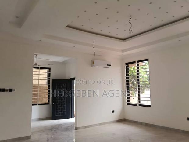 4bdrm Duplex in Oyarifa for sale · Photo 4
