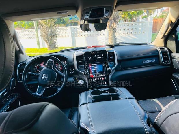 Dodge RAM 1500 5.7 Petrol AWD 2022 Blue photo 5