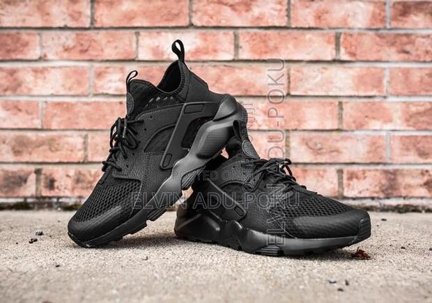 Nike Air Huarache "Triple Black" Sneakers · Photo 3
