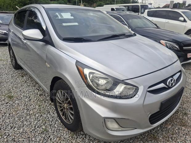 Hyundai Accent SE 4dr Hatchback (1.6L 4cyl 6A) 2014 Silver