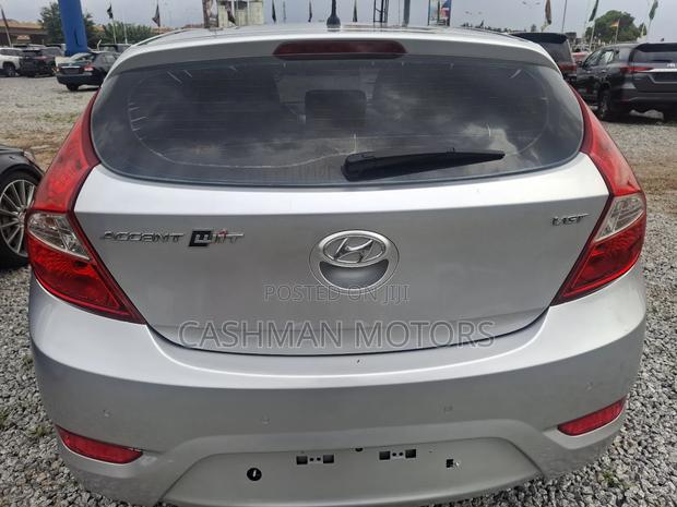 Hyundai Accent SE 4dr Hatchback (1.6L 4cyl 6A) 2014 Silver