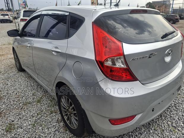 Hyundai Accent SE 4dr Hatchback (1.6L 4cyl 6A) 2014 Silver