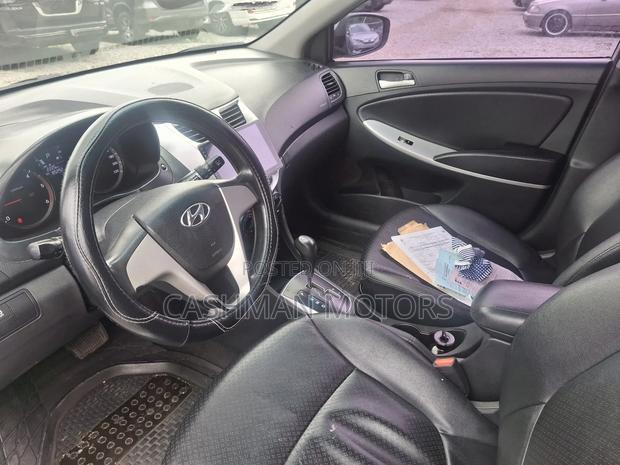 Hyundai Accent SE 4dr Hatchback (1.6L 4cyl 6A) 2014 Silver