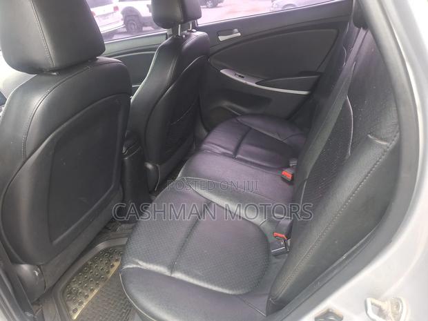 Hyundai Accent SE 4dr Hatchback (1.6L 4cyl 6A) 2014 Silver