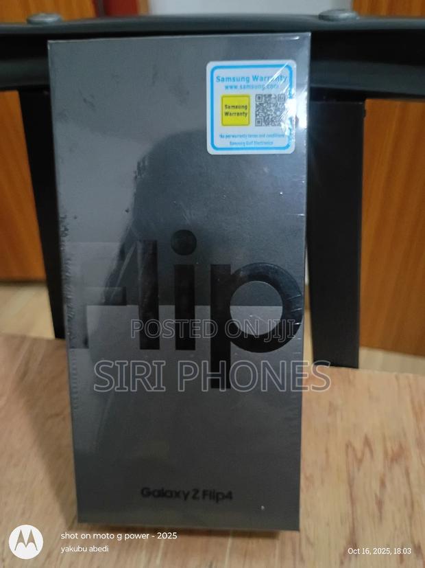 New Samsung Galaxy Z Flip4 256 GB Black photo 2