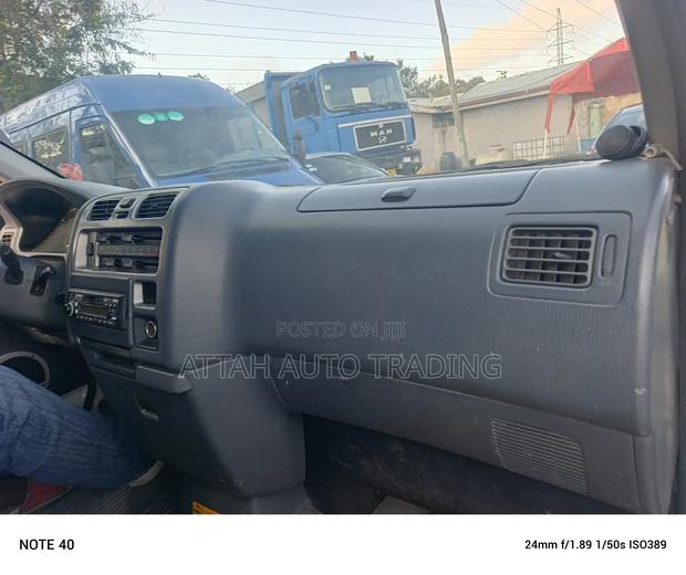 Toyota HiAce 2012 White photo 3