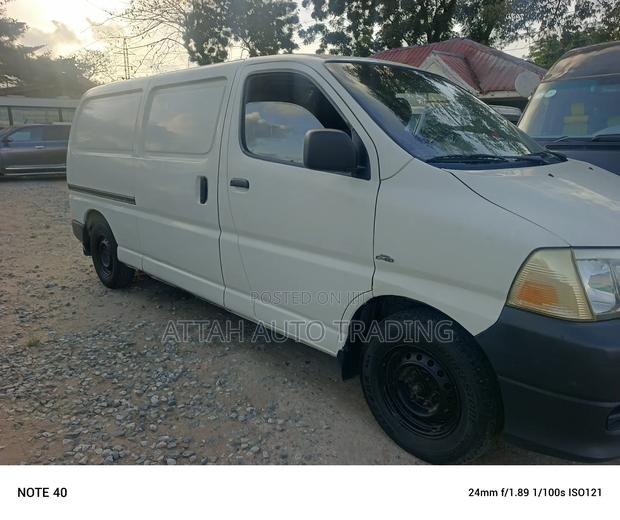 Toyota HiAce 2012 White photo 4