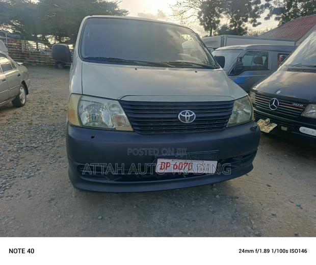 Toyota HiAce 2012 White photo 5