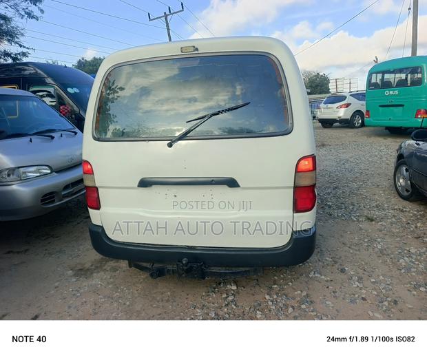 Toyota HiAce 2012 White photo 6