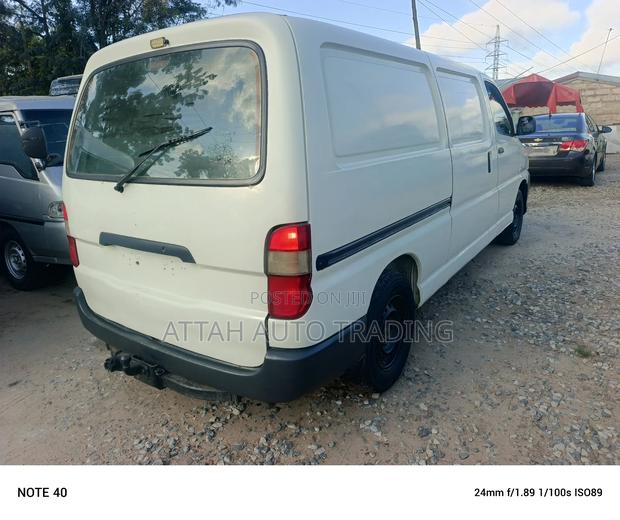 Toyota HiAce 2012 White photo 2