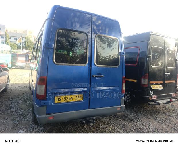 Mercedes-Benz Sprinter 2009 Blue photo 4