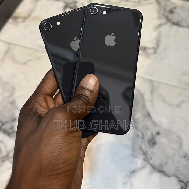 Apple iPhone SE (2020) 64 GB Black · Photo 2