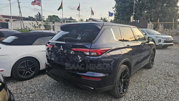 Mitsubishi Outlander 2023 Blue