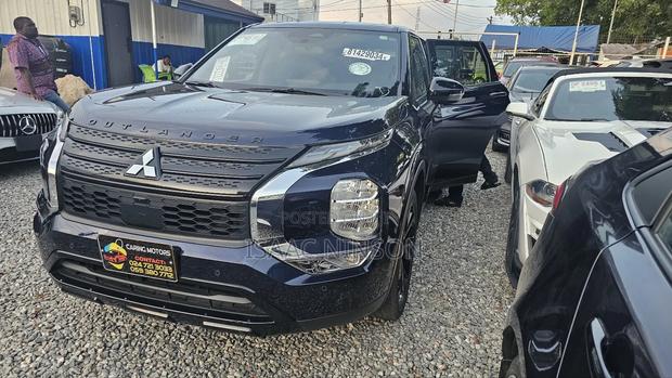 Mitsubishi Outlander 2023 Blue