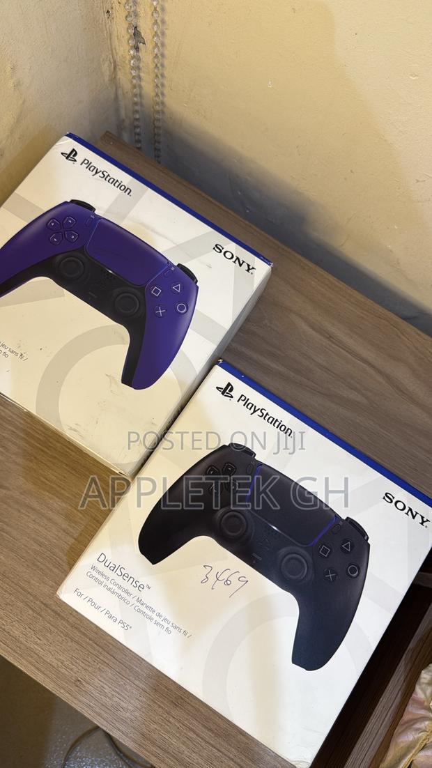 Play Station 5 Controllers · Photo 3