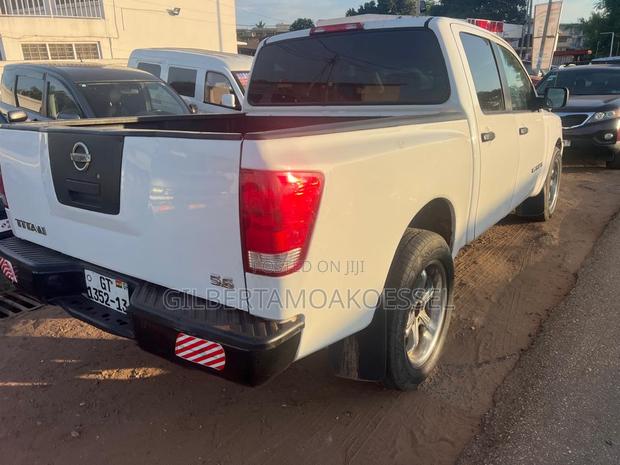 Nissan Titan King Cab SE 2010 White