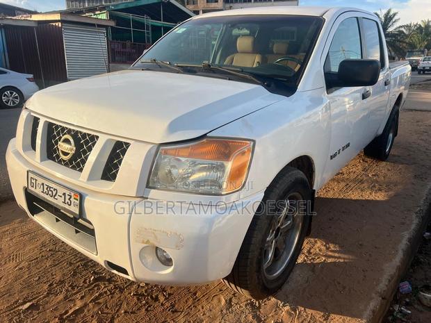 Nissan Titan King Cab SE 2010 White