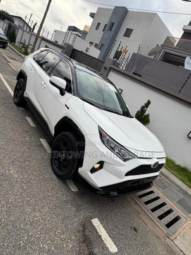 Toyota RAV4 XLE AWD 2020 White