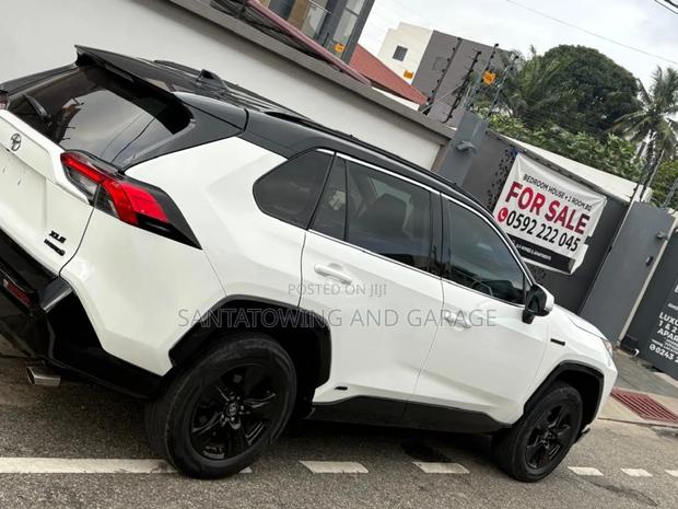 Toyota RAV4 XLE AWD 2020 White