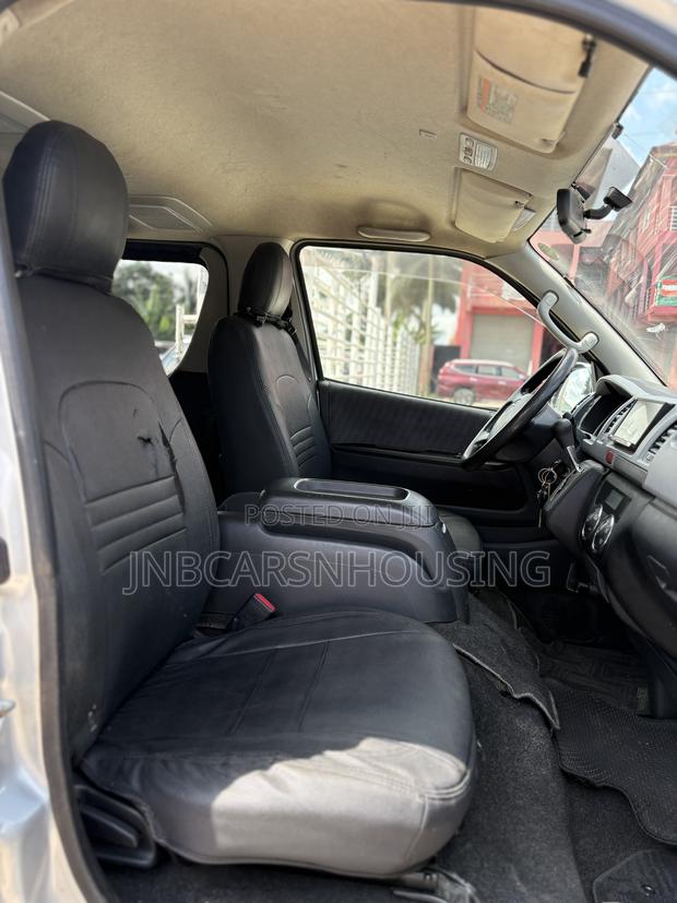 Toyota HiAce 2013 Silver photo 4
