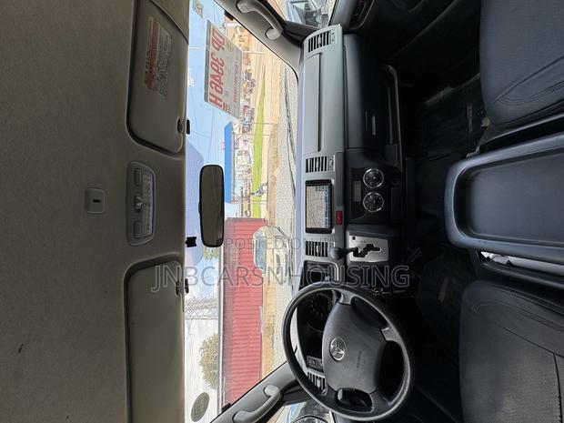 Toyota HiAce 2013 Silver photo 2