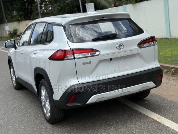 New Toyota Corolla Cross XLE 2WD 2024 White photo 4