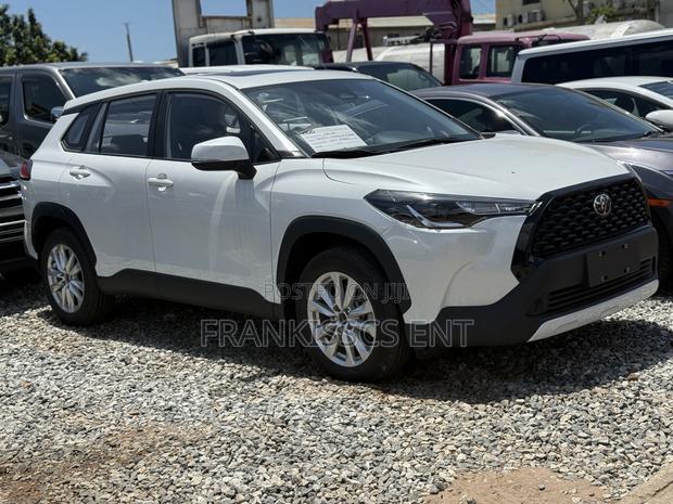 New Toyota Corolla Cross XLE 2WD 2024 White photo 2