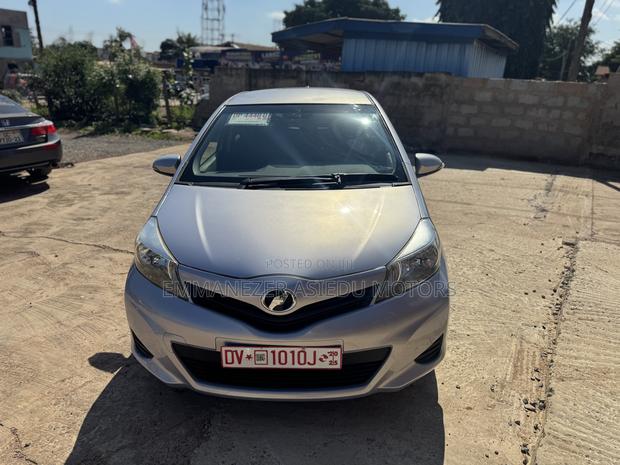 Toyota Vitz 1.3 FWD 5dr 2014 Silver photo 5