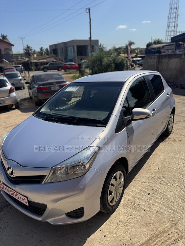 Toyota Vitz 1.3 FWD 5dr 2014 Silver photo 2