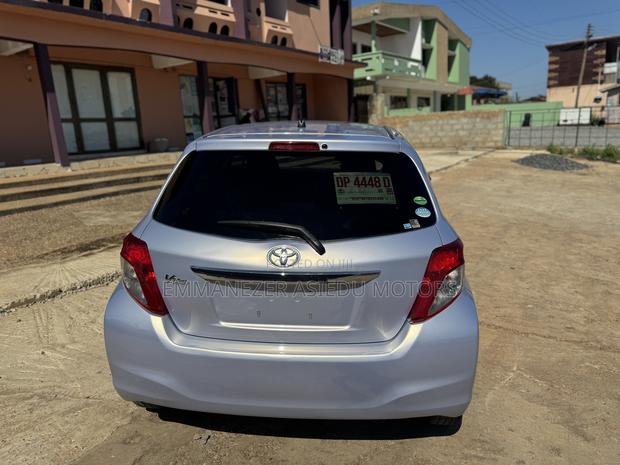 Toyota Vitz 1.3 FWD 5dr 2014 Silver photo 6