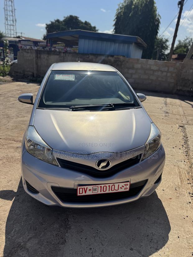 Toyota Vitz 1.3 FWD 5dr 2014 Silver