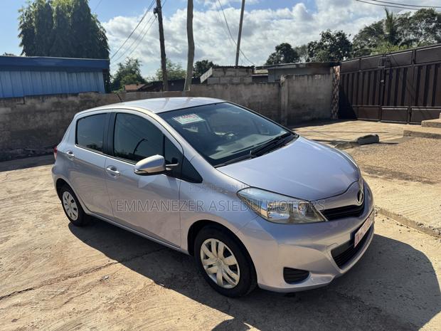 Toyota Vitz 1.3 FWD 5dr 2014 Silver photo 3