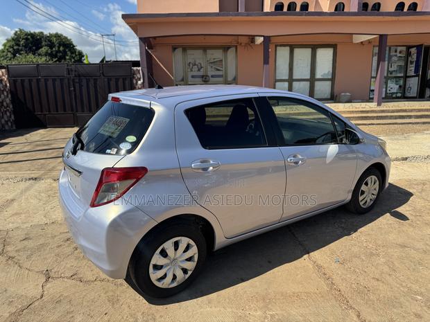 Toyota Vitz 1.3 FWD 5dr 2014 Silver photo 4