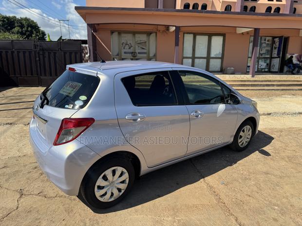 Toyota Vitz 1.3 FWD 5dr 2014 Silver photo 7