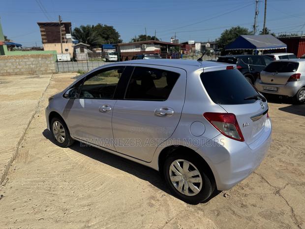 Toyota Vitz 1.3 FWD 5dr 2014 Silver photo 8