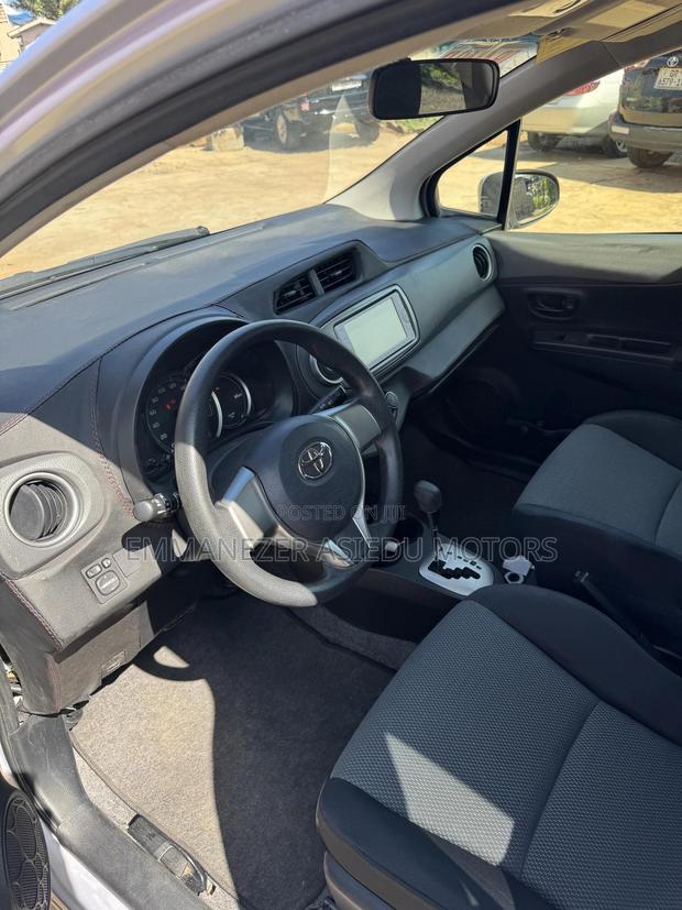 Toyota Vitz 1.3 FWD 5dr 2014 Silver photo 12