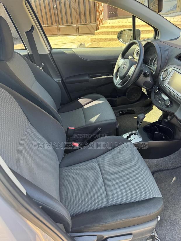 Toyota Vitz 1.3 FWD 5dr 2014 Silver photo 13