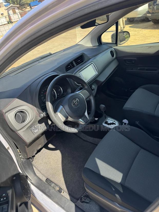 Toyota Vitz 1.3 FWD 5dr 2014 Silver photo 10