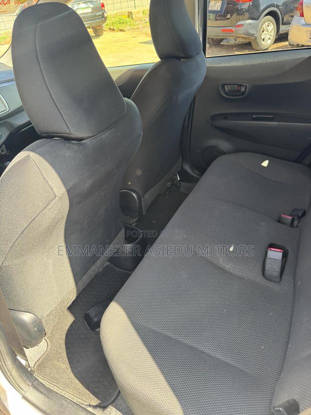 Toyota Vitz 1.3 FWD 5dr 2014 Silver photo 9